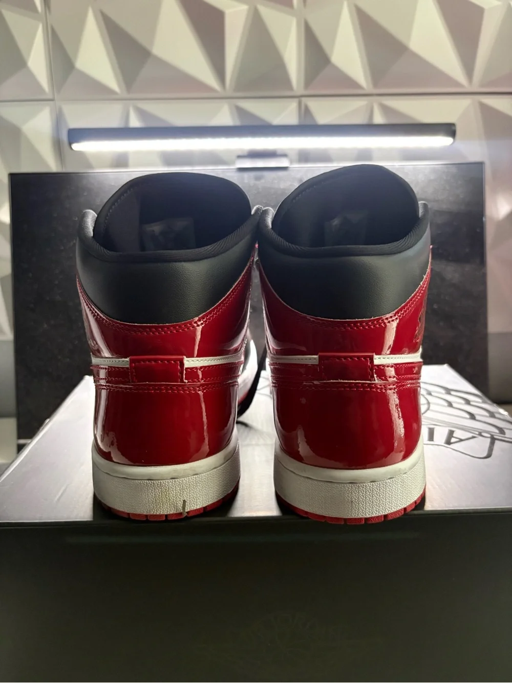 Jordan Men’s Air Jordan 1 Mid Black Red White